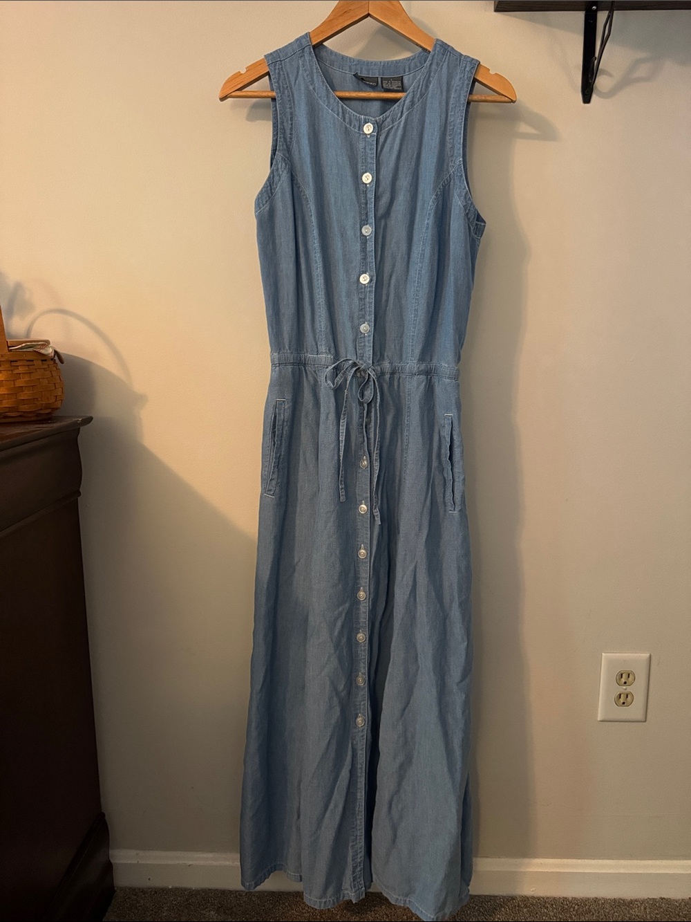 Sleeveless Light Denim Button-Front Midi Dress with Tie Waist size L